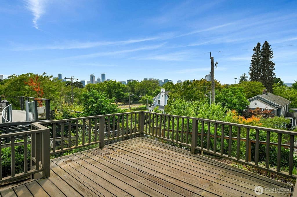Photo of 910 11th Avenue E, Seattle, WA 98102 (MLS # 2558038)