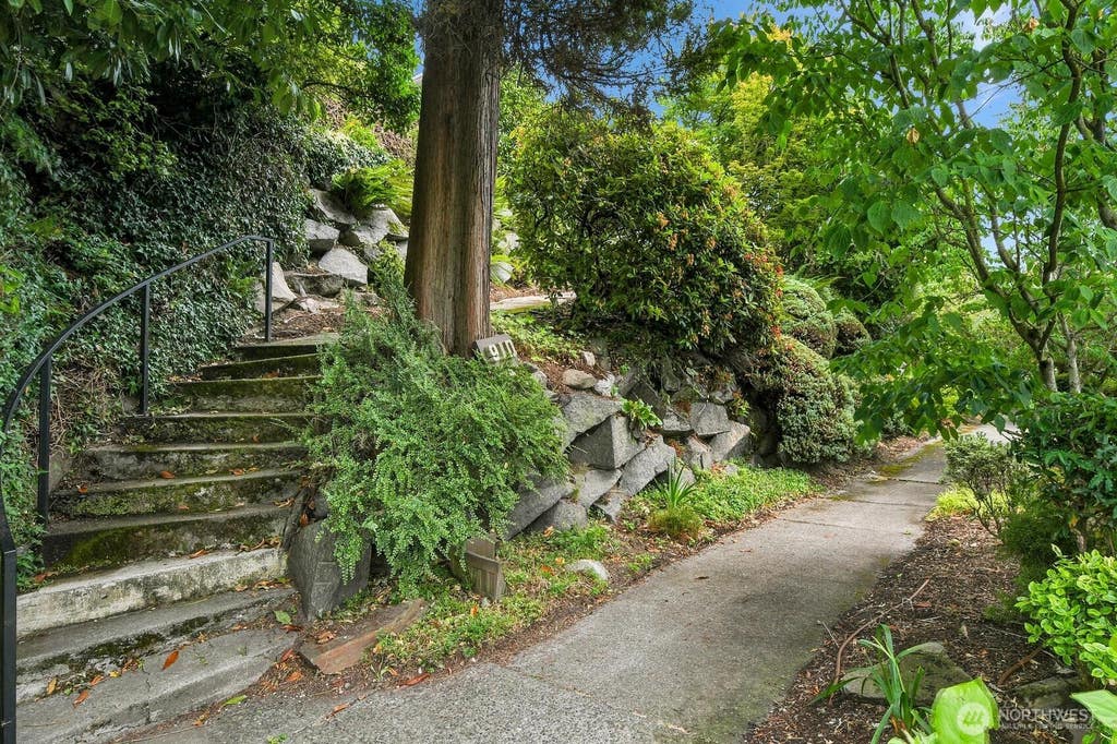 Photo of 910 11th Avenue E, Seattle, WA 98102 (MLS # 2558038)
