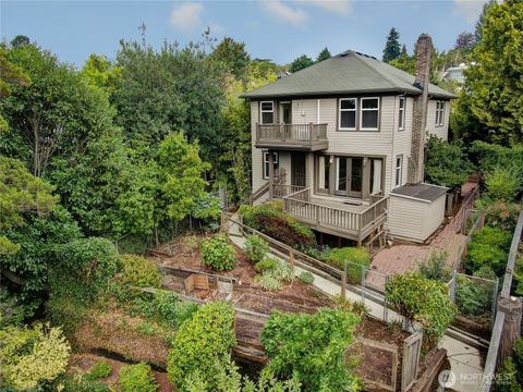 Photo of 910 11th Avenue E, Seattle, WA 98102 (MLS # 2558038)