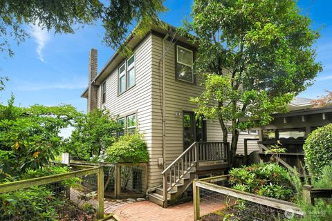 Photo of 910 11th Avenue E, Seattle, WA 98102 (MLS # 2558038)