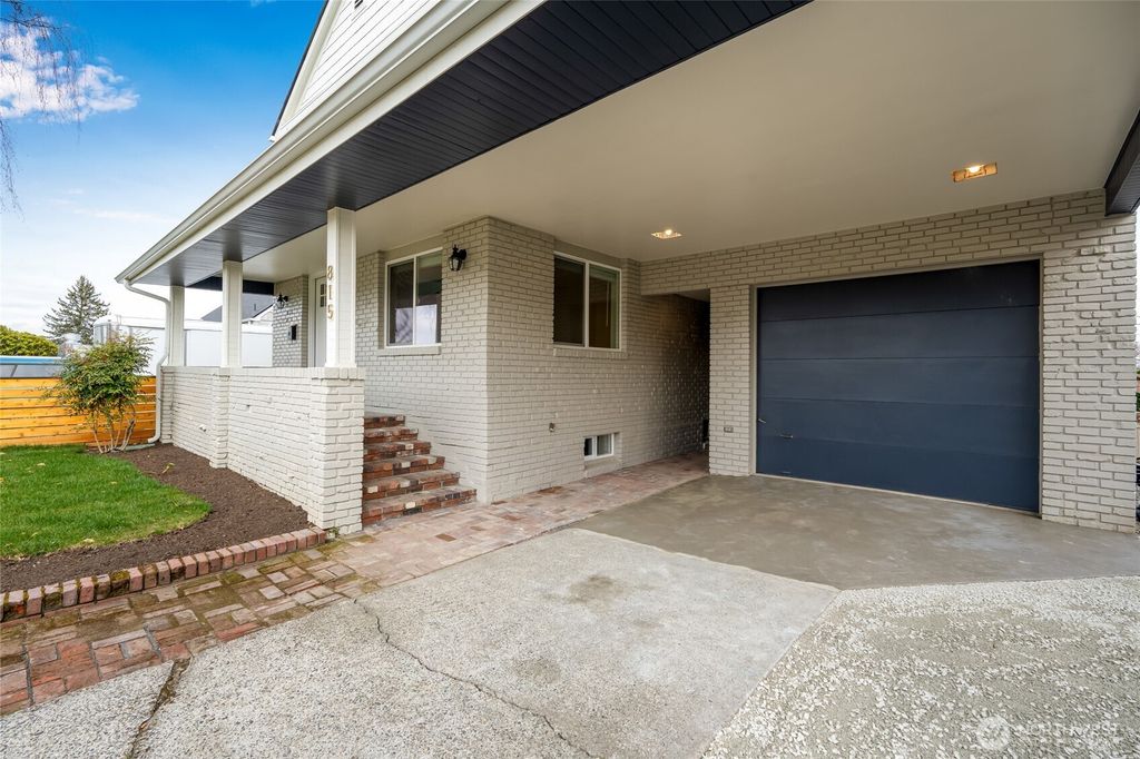 Photo of 815 Hoyt Avenue, Everett, WA 98201 (MLS # 2343091)