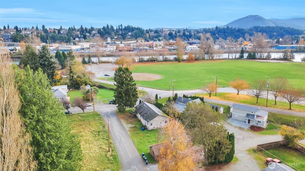 Photo of 303 S Baker Street, Mount Vernon, WA 98273 (MLS # 2456540)