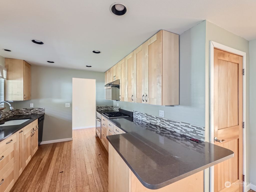 Photo of 16111 NE 100th Street, Redmond, WA 98052 (MLS # 2211487)