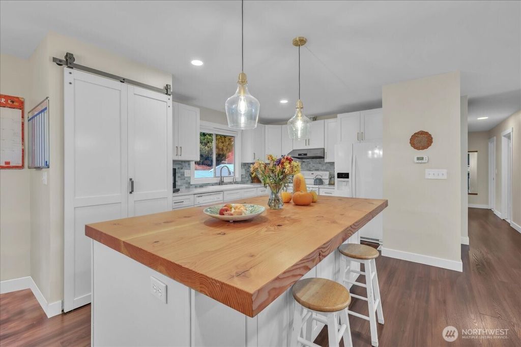 Photo of 217 S Iowa Avenue, East Wenatchee, WA 98802 (MLS # 2458332)