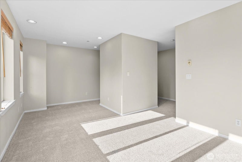 205 Avenue E B