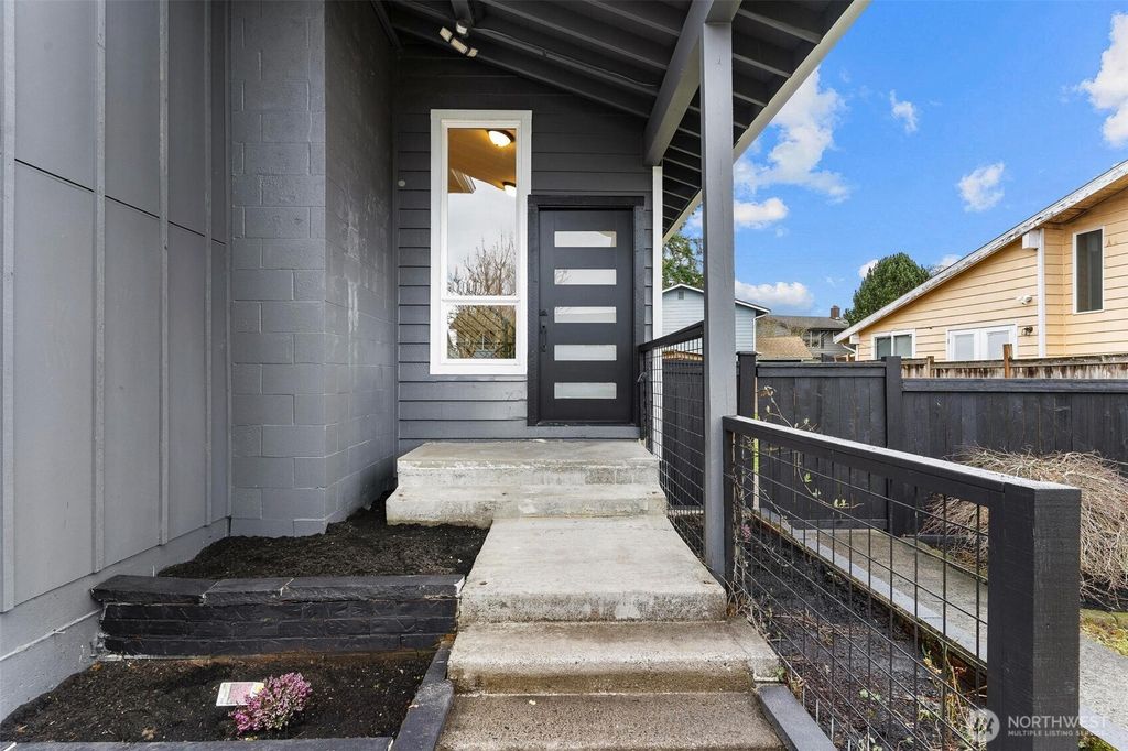 Photo of 1413 S 275th Place, Des Moines, WA 98198 (MLS # 2486363)