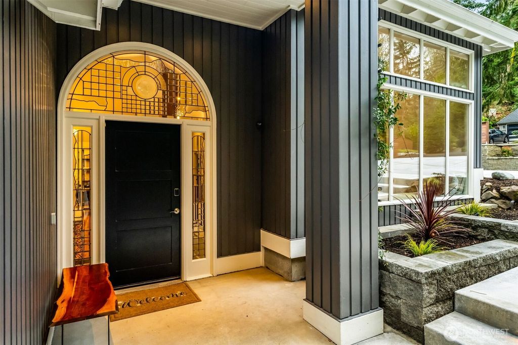 Photo of 8402 SE 53rd Place, Mercer Island, WA 98040 (MLS # 2513696)