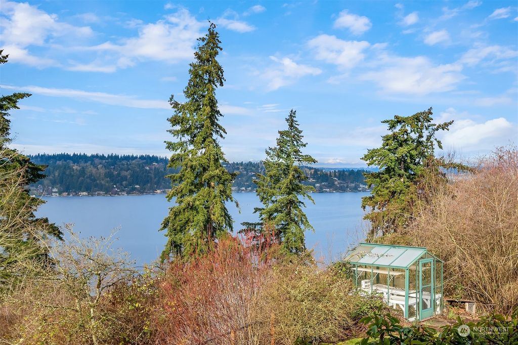 Photo of 4915 116th Place SE, Bellevue, WA 98006 (MLS # 2043548)