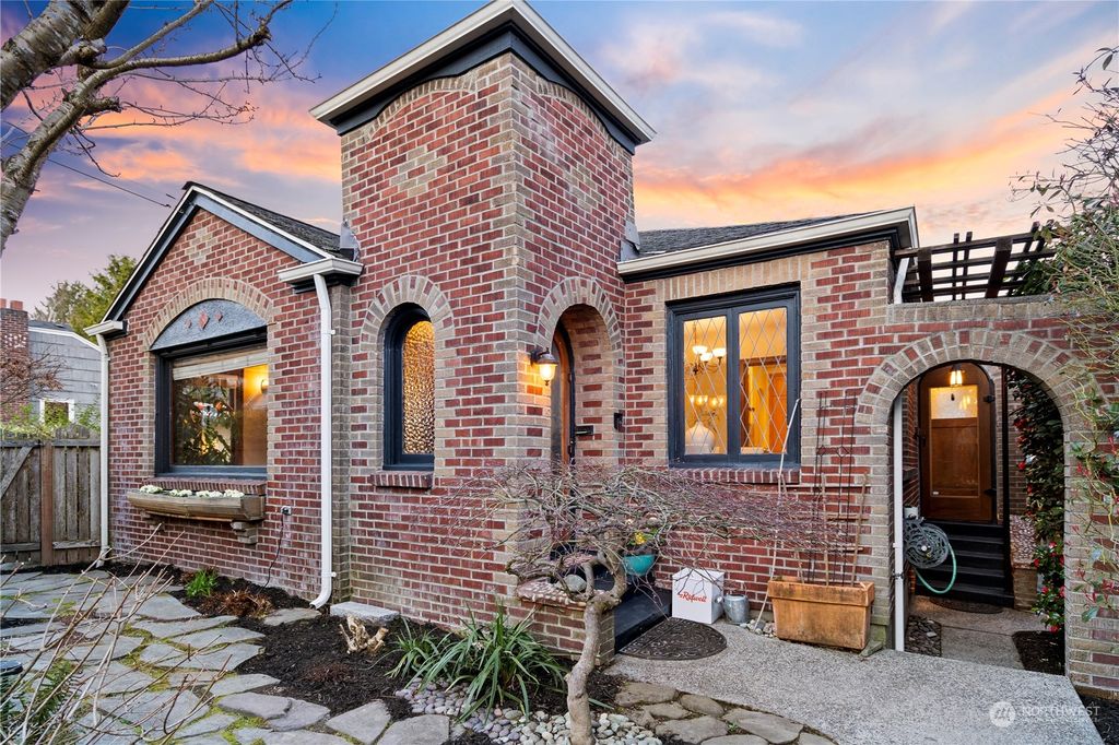 Photo of 6010 35th Avenue NE, Seattle, WA 98115 (MLS # 2052894)