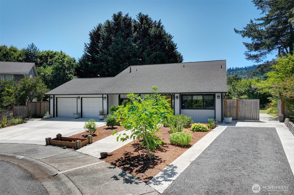 Photo of 19211 SE 45th Court, Issaquah, WA 98027 (MLS # 2402772)