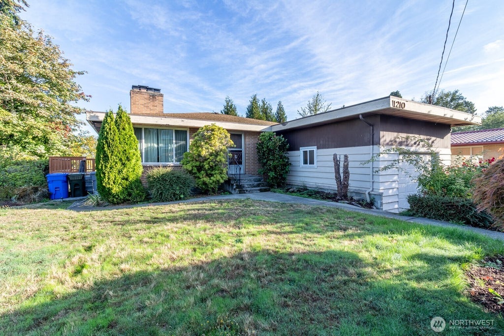 Photo of 1210 N 33rd Place, Renton, WA 98056 (MLS # 2590388)