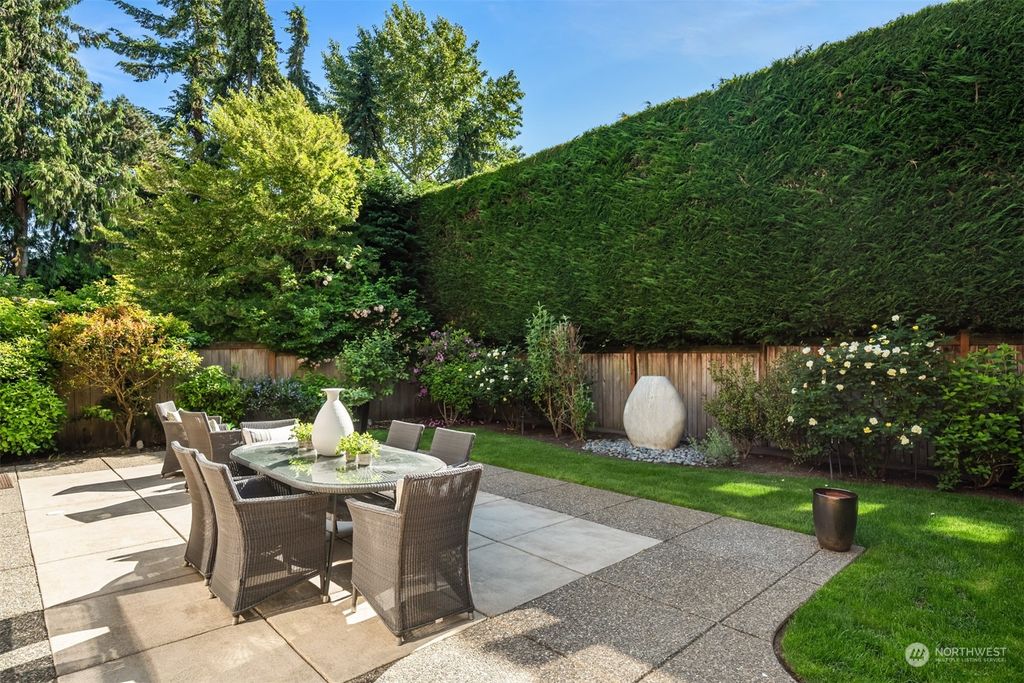 Photo of 2039 78th Avenue NE, Medina, WA 98039 (MLS # 2247177)