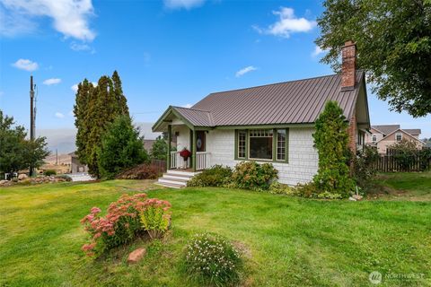 Photo of 3724 School Street, Wenatchee, WA 98801 (MLS # 2437605)
