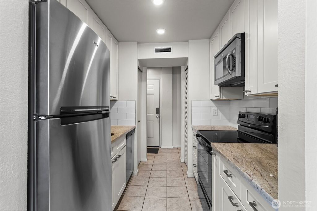 Photo of 12423 NE 145th Place #B145, Kirkland, WA 98034 (MLS # 2513573)