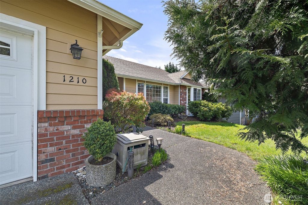 Photo of 1210 215th Place SW, Lynnwood, WA 98036 (MLS # 2348881)