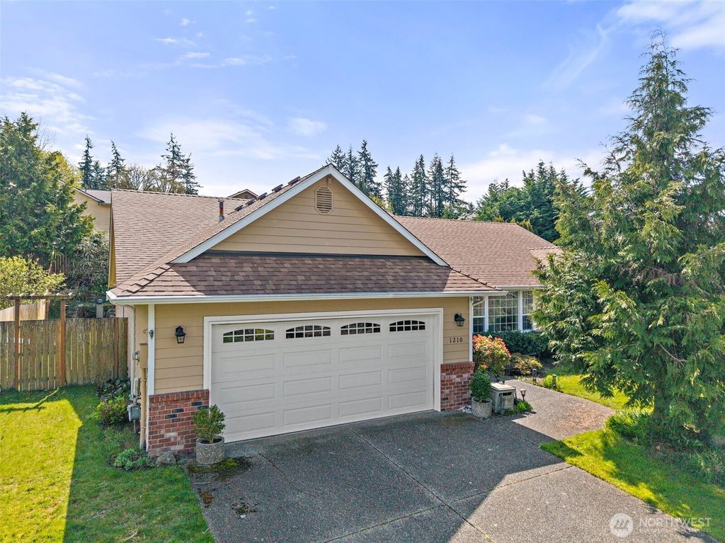 Photo of 1210 215th Place SW, Lynnwood, WA 98036 (MLS # 2348881)