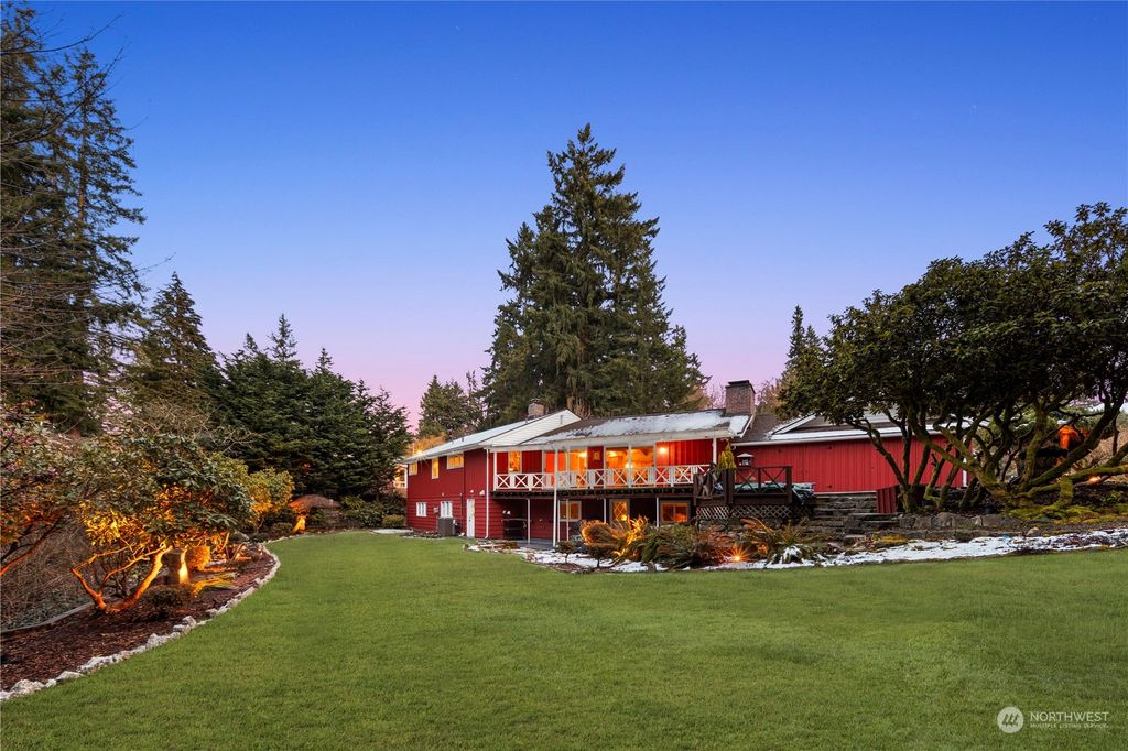 Photo of 313 47th Street SE, Everett, WA 98203 (MLS # 2204475)