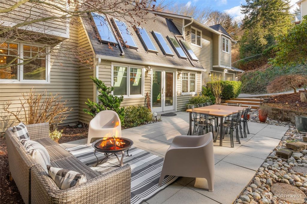 Photo of 11925 Maplewood Avenue, Edmonds, WA 98026 (MLS # 2481793)