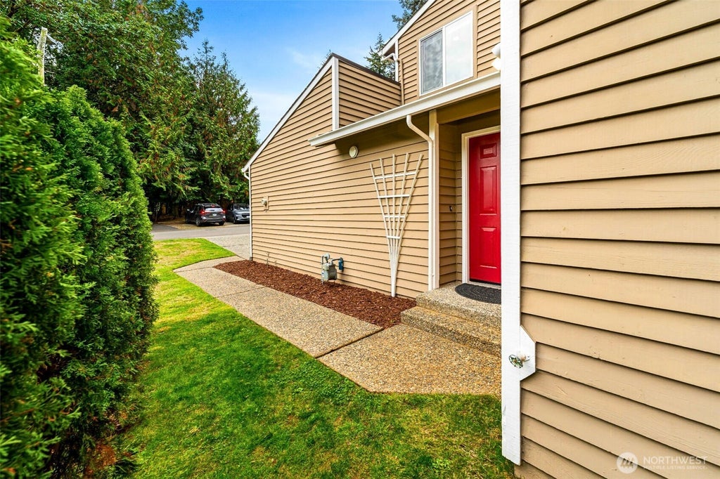 Photo of 13324 NE 138th Pl Pl, Kirkland, WA 98034 (MLS # 2582727)