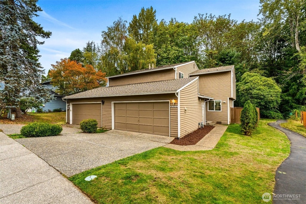 Photo of 13324 NE 138th Pl Pl, Kirkland, WA 98034 (MLS # 2582727)