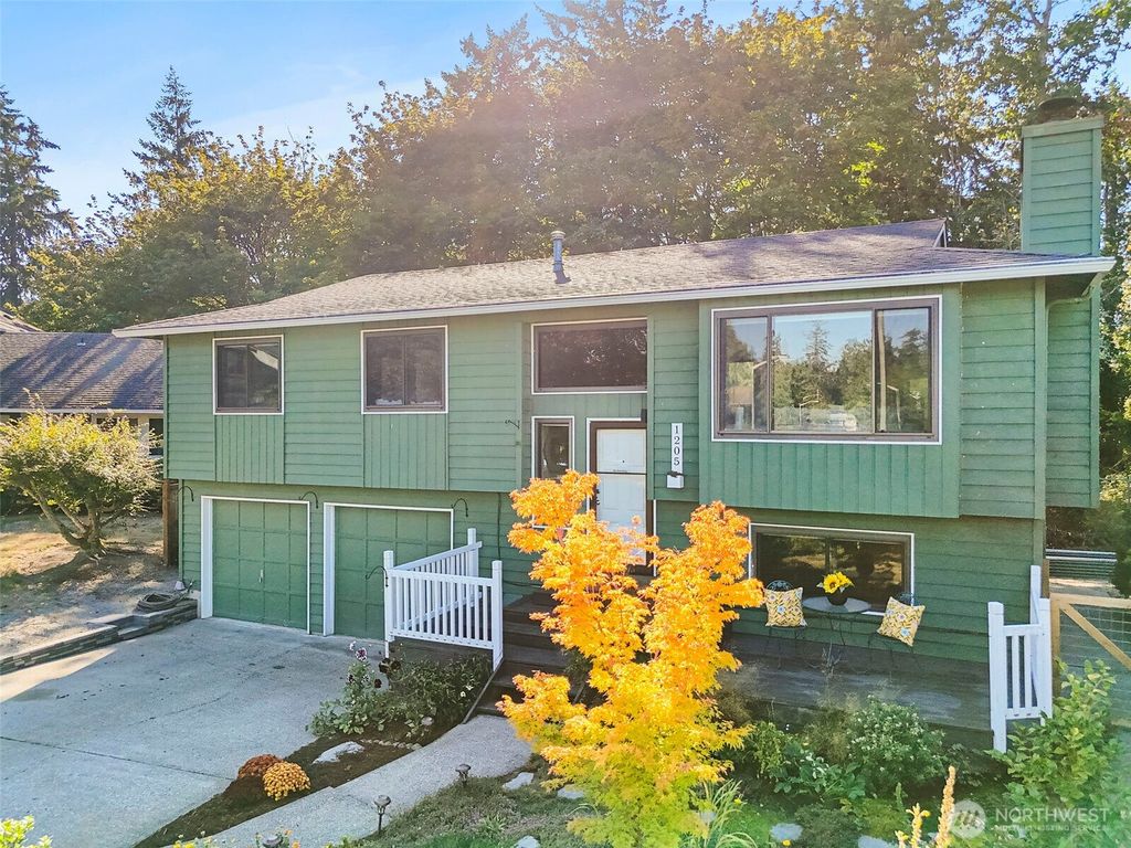 Photo of 1205 S 236th Place, Des Moines, WA 98198 (MLS # 2434062)