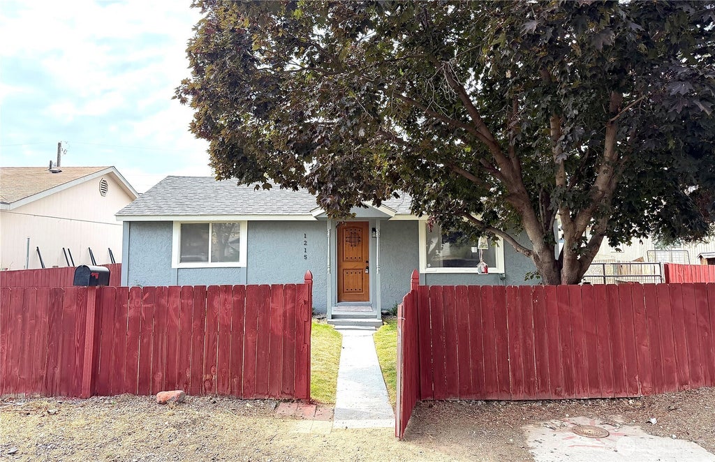 Photo of 1215 Yakima Street SE, Ephrata, WA 98823 (MLS # 2572881)