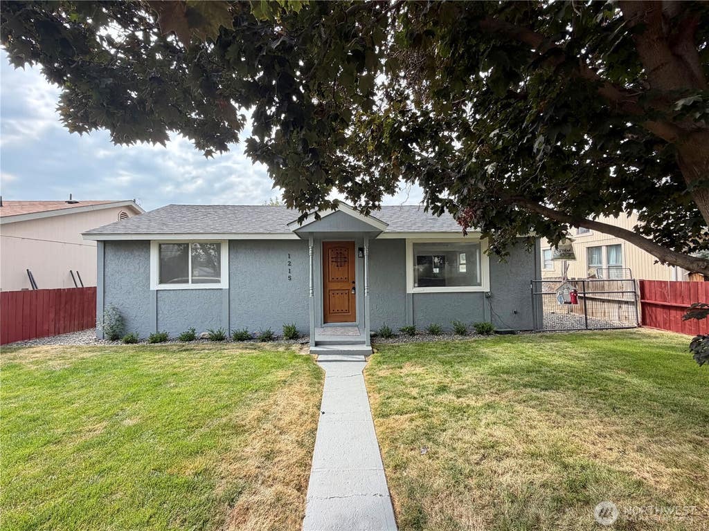 Photo of 1215 Yakima Street SE, Ephrata, WA 98823 (MLS # 2572881)