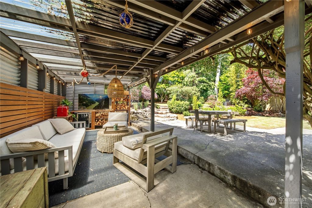 Photo of 11239 35th Avenue SW, Seattle, WA 98146 (MLS # 2538509)