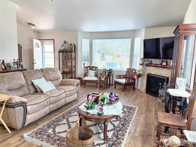 393 Canal Drive NE