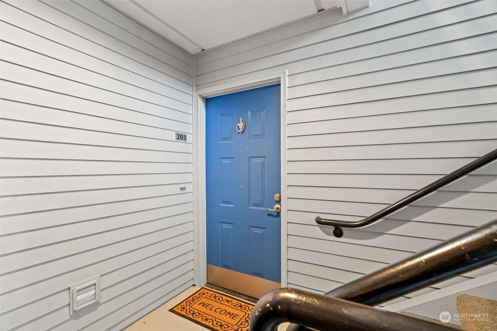Photo of 408 2nd Avenue S #203, Kirkland, WA 98033 (MLS # 2130091)