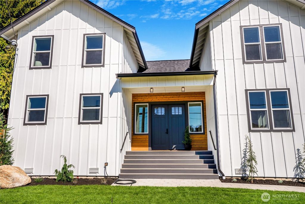 Photo of 325 J Avenue #A, Snohomish, WA 98290 (MLS # 2425112)