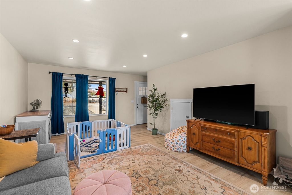 Photo of 3577 Bainard Road, Malaga, WA 98828 (MLS # 2451584)