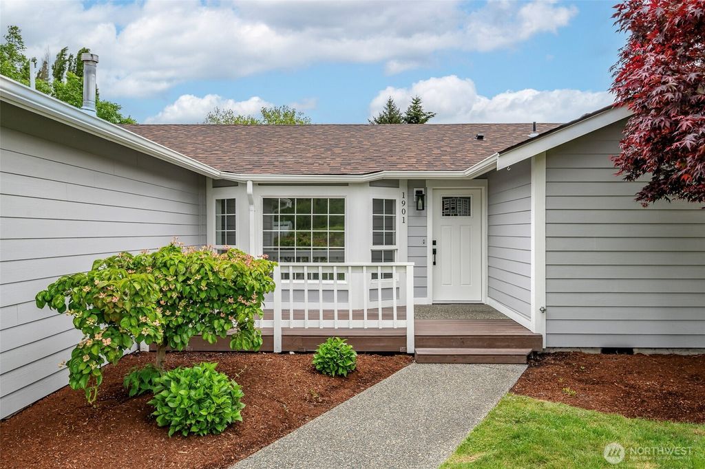 Photo of 1901 12th Avenue SE, Puyallup, WA 98372 (MLS # 2516269)
