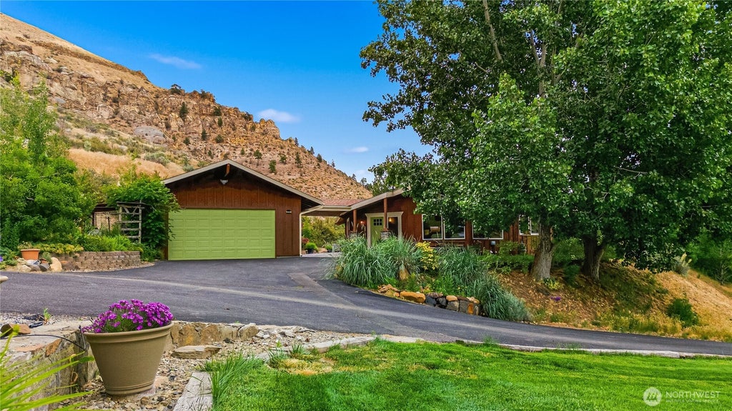 Photo of 1246 Pitcher Canyon RD, Wenatchee, WA 98801 (MLS # 2538309)