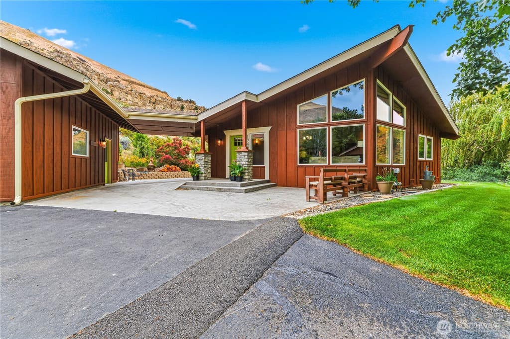 Photo of 1246 Pitcher Canyon RD, Wenatchee, WA 98801 (MLS # 2538309)