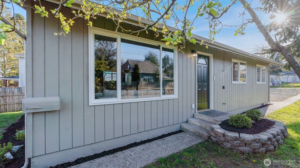 Photo of 2520 Chestnut Street, Everett, WA 98201 (MLS # 2505514)