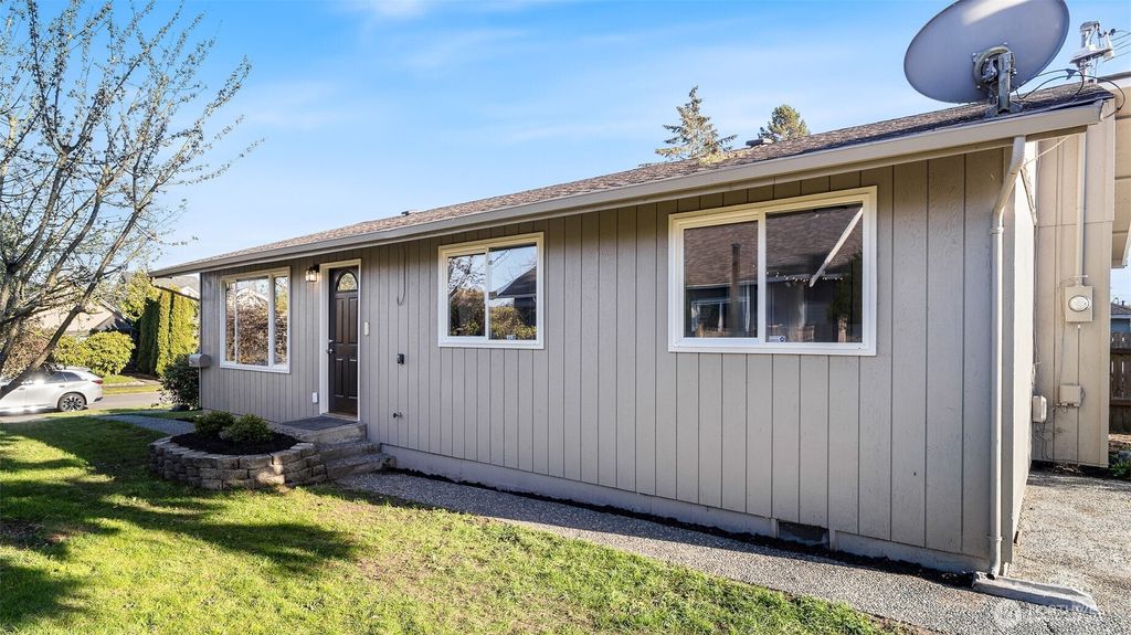 Photo of 2520 Chestnut Street, Everett, WA 98201 (MLS # 2505514)