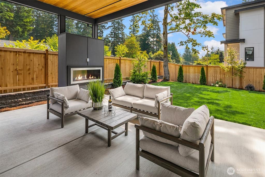 Photo of 7925 NE 124th Street, Kirkland, WA 98034 (MLS # 2565139)