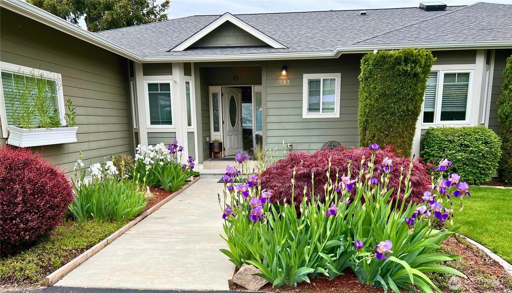 Photo of 1601 Maiden Lane Ln #E102, Wenatchee, WA 98801 (MLS # 2489702)