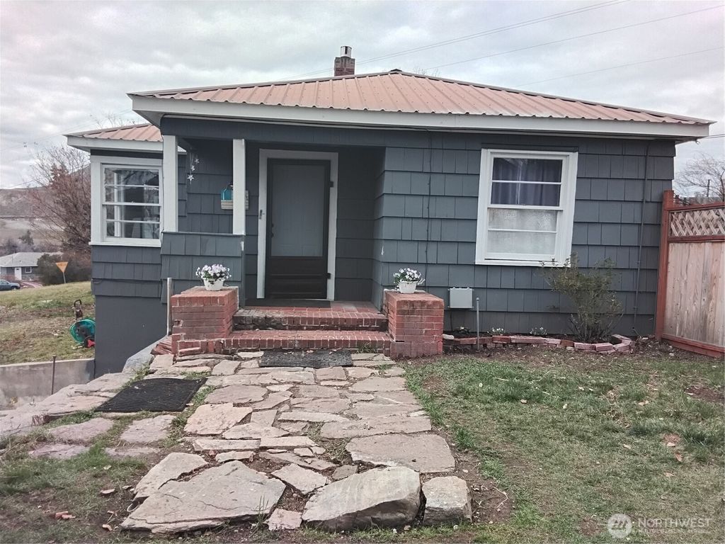Photo of 109 Antwine Avenue S, Tonasket, WA 98855 (MLS # 2502198)