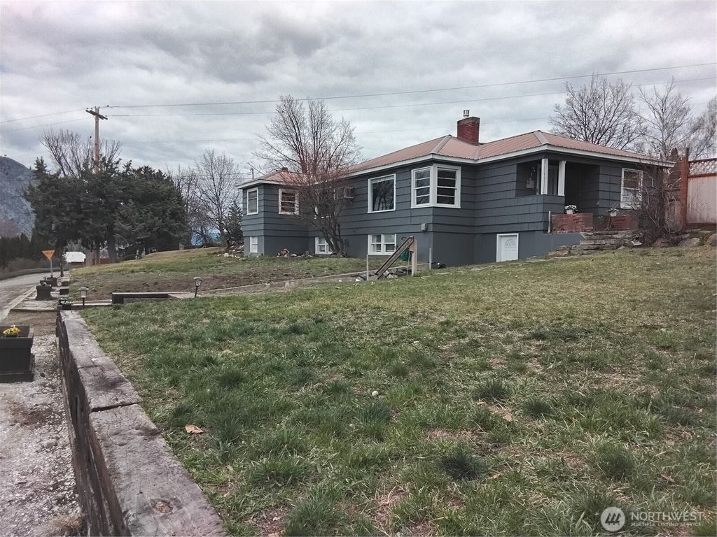 Photo of 109 Antwine Avenue S, Tonasket, WA 98855 (MLS # 2502198)