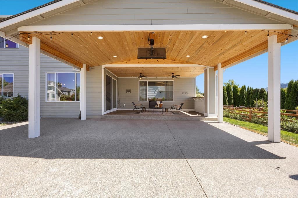 Photo of 650 Mckinley Street, Enumclaw, WA 98022 (MLS # 2555119)