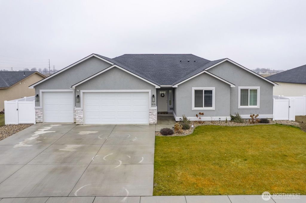Photo of 915 P Street SW, Quincy, WA 98848 (MLS # 2478145)