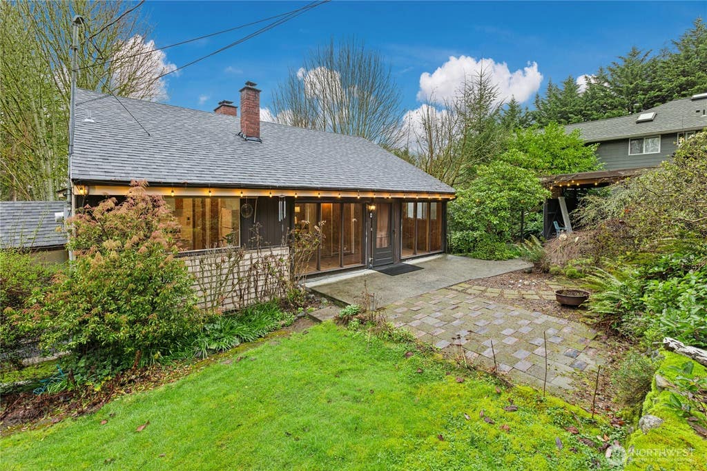 Photo of 6526 NE 198th Street, Kenmore, WA 98028 (MLS # 2560805)