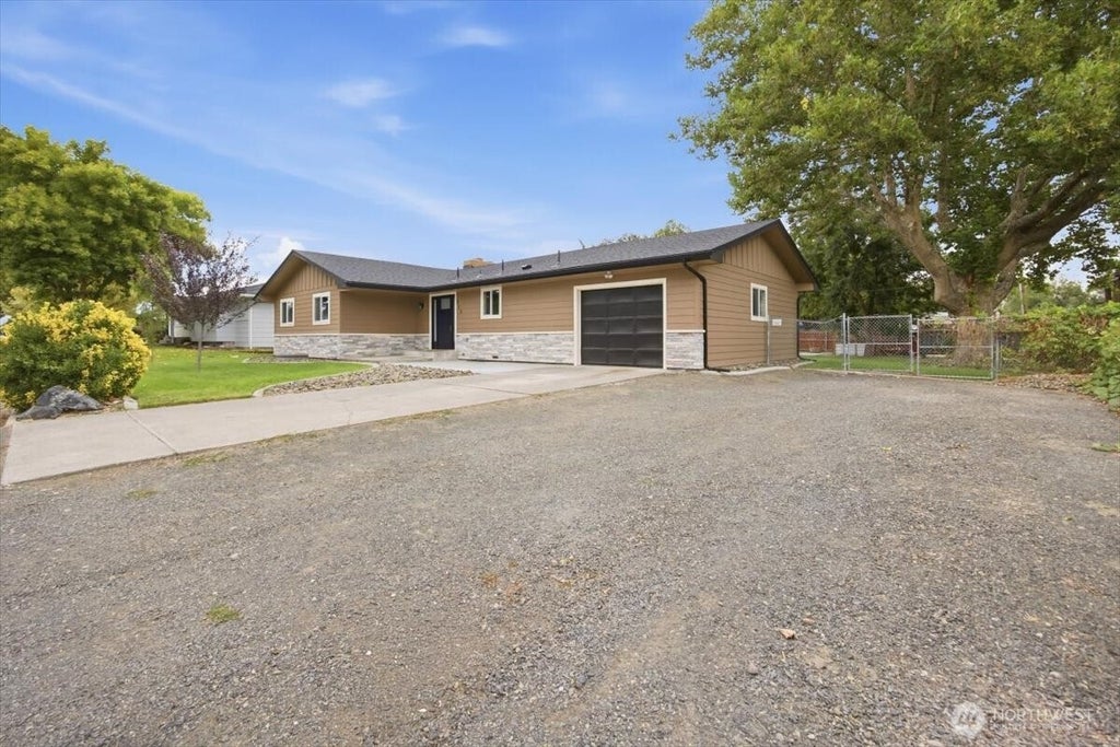 Photo of 313 N Road 35, Pasco, WA 99301 (MLS # 2586876)