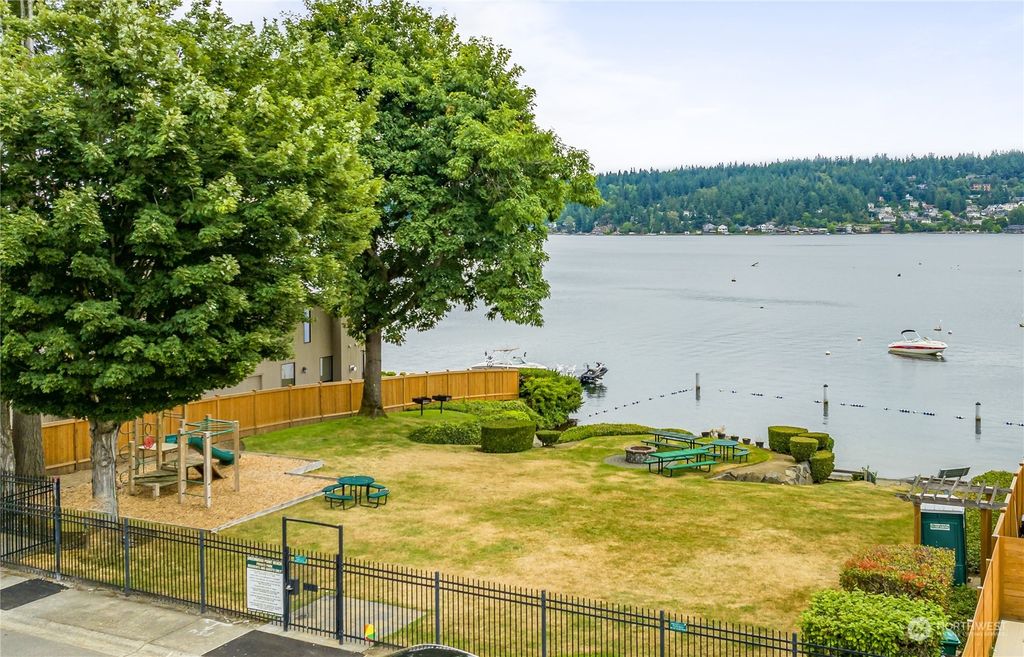 Photo of 18721 SE 44th Place, Issaquah, WA 98027 (MLS # 2139011)