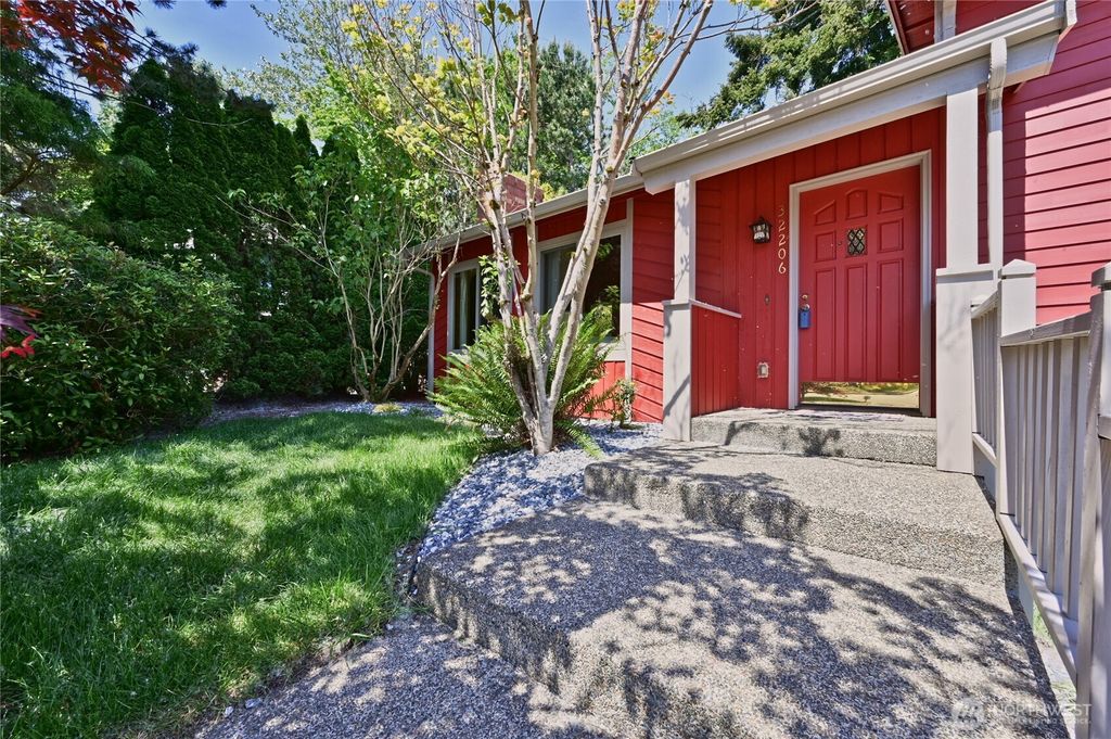 Photo of 32206 7th Avenue SW, Federal Way, WA 98023 (MLS # 2528075)
