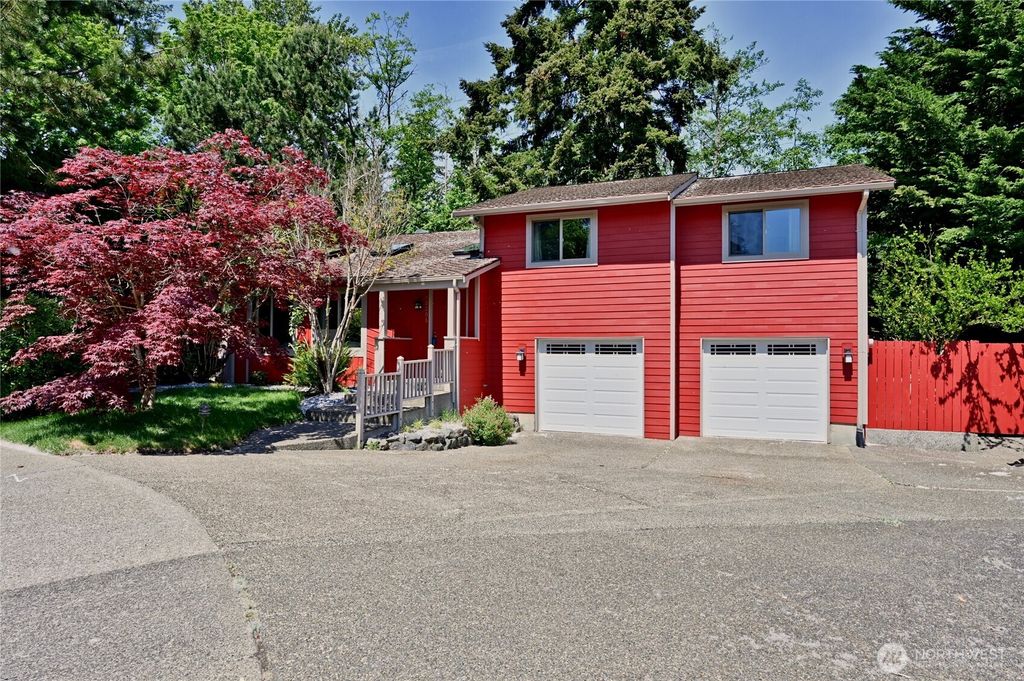 Photo of 32206 7th Avenue SW, Federal Way, WA 98023 (MLS # 2528075)