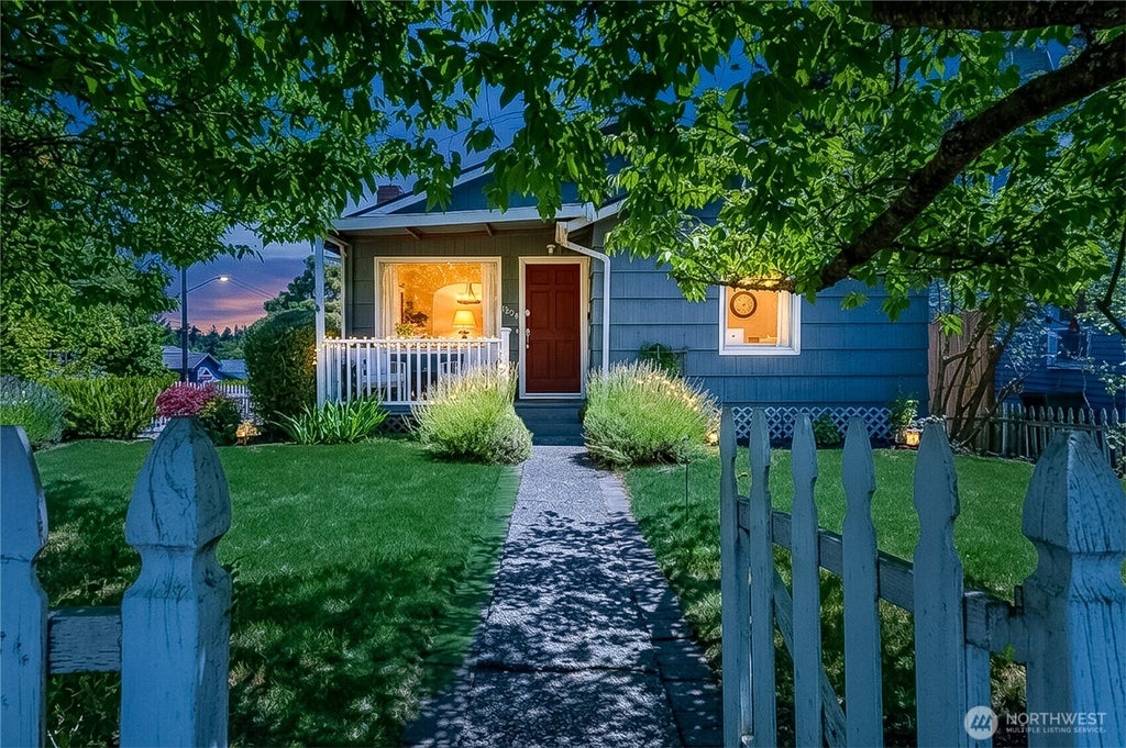 Photo of 8526 17th Avenue NE, Seattle, WA 98115 (MLS # 2540662)