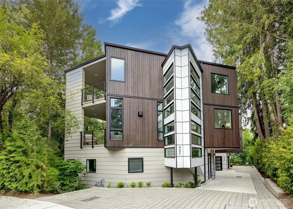 Photo of 427 102nd Avenue SE, Bellevue, WA 98004 (MLS # 2550386)